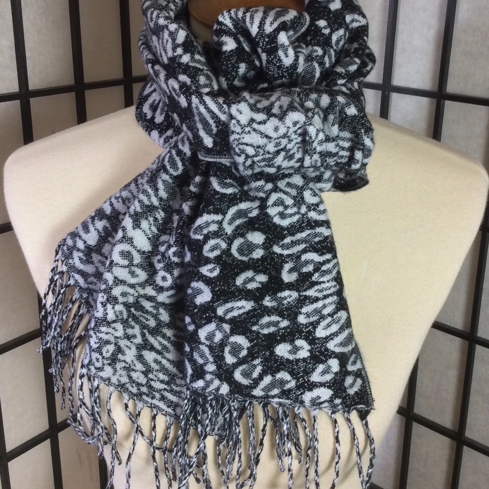 Oblong Leopard Print Motif Scarf!